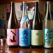 2021年の「世界酒蔵ランキング」で第1位に輝いた、青森・八戸酒造『八仙』をはじめ、全国各地より飲み頃の地酒を取り揃えています。品揃えは時期によって異なるため、当日の日本酒はぜひお店で確認を。