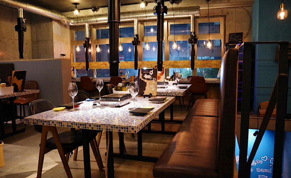 カフェを思わせるような焼肉店。大人空間で素敵な一時を