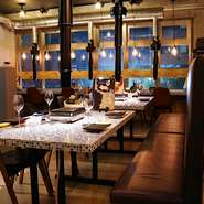 人形町駅から徒歩3分。人形町通り沿いのビル2階にあるのが【マンツォヴィーノ】です。店内はカフェを思わせるようなオシャレな大人空間。オーナー自ら選んだインテリアは、どれもセンスの良さを感じさせます。