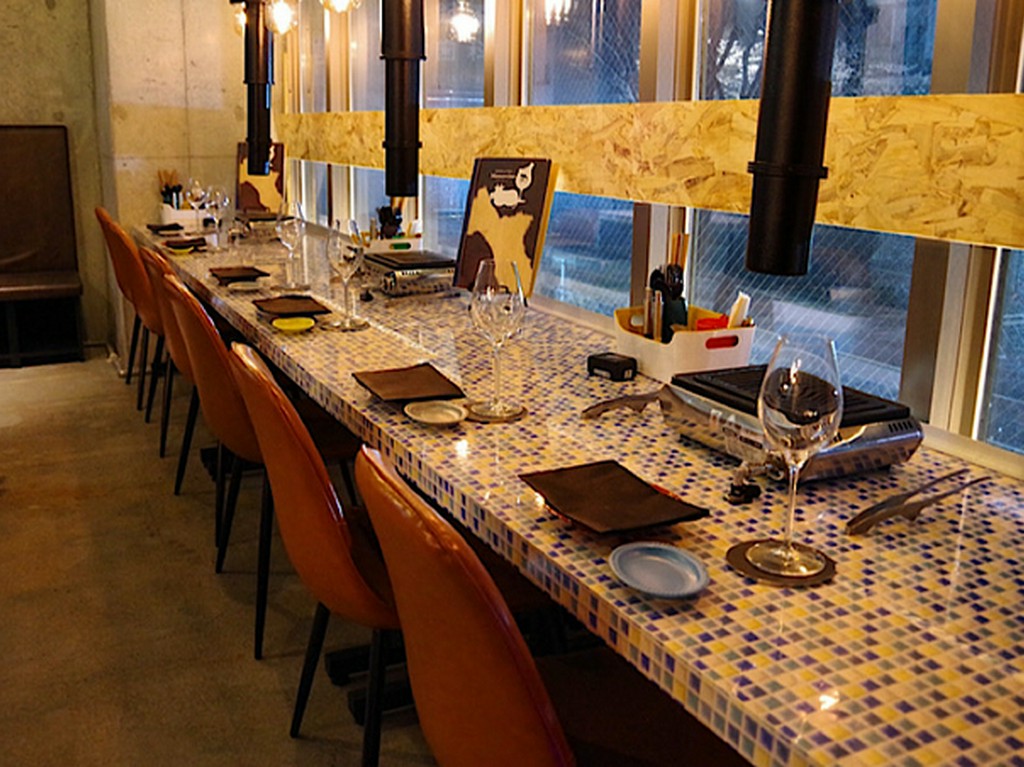 ランチもディナーも。ワイングラス片手にカウンター席デート