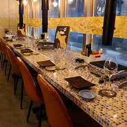 店内には、人形町メインストリートを望むカウンター席が用意されています。カジュアルなランチデートでも、ロマンチックなディナーデートでもオススメ。横並びに座り、ワイングラス片手に特別な一時が過ごせます。