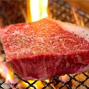 程よくサシが入ったA5黒毛和牛。産地にはこだわらず、全国各地からシェフ自ら厳選しています。【マンツォヴィーノ】では、そんなA5黒毛和牛を、イタリアンテイストで楽しめます。