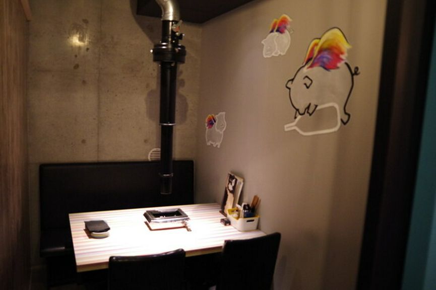 インダストリアル調の完全個室。お祝いの席にピッタリの空間