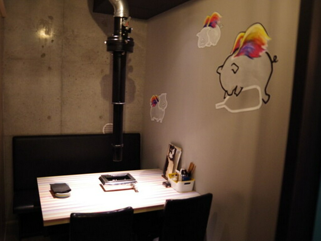 インダストリアル調の完全個室。お祝いの席にピッタリの空間