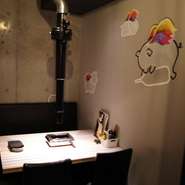 インダストリアル調の店内は、デートや接待での利用に喜ばれる雰囲気になっています。中でもオススメは完全個室。記念日や誕生日など、お祝いの席にピッタリの空間です。