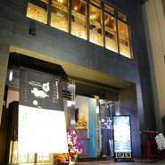 駅から徒歩圏内にありながら、扉を開けると広がるのはラグジュアリーな非日常空間。都会の喧騒から離れ、落ち着いた雰囲気でこだわりの焼肉とワインを堪能できる、大人のための焼肉店です。