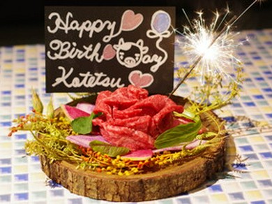 誕生日や記念日にぴったりな”花火付き肉ケーキ”コース