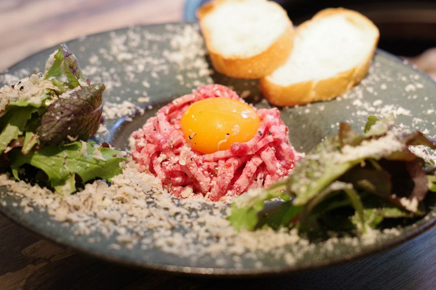 規格基準に従って提供される合法生肉ユッケ『とりゅふとパルミジャーノの和牛霜降り肉ユッケ』