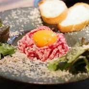 【マンツォヴィーノ】は、認定生食用食肉許可取得店です。規格基準に従って提供される合法生肉ユッケは絶品。トリュフとパルミジャーノの豊かな香りもたまりません。