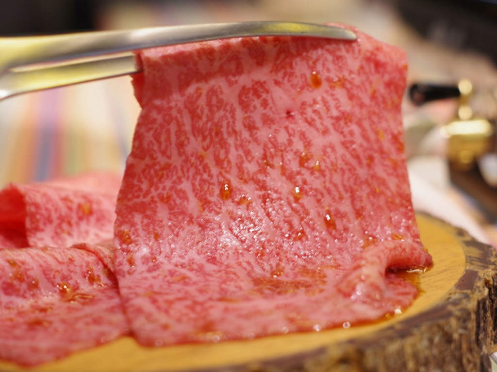 サシの入った上ロースを片面7秒、返して3秒。溶いた卵につけて堪能『大判上ロースの10秒焼き　すきやき風』