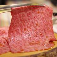 薄切りにした、上ロースを強火で片面7秒焼き、返して3秒焼けば完成です。溶いた卵につけてパクっと堪能。残りの卵はご飯にかけて、カルボナーラ風卵かけご飯で楽しめます。