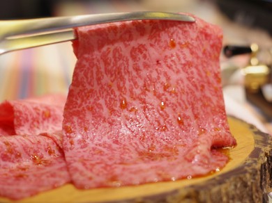 サシの入った上ロースを片面7秒、返して3秒。溶いた卵につけて堪能『大判上ロースの10秒焼き　すきやき風』