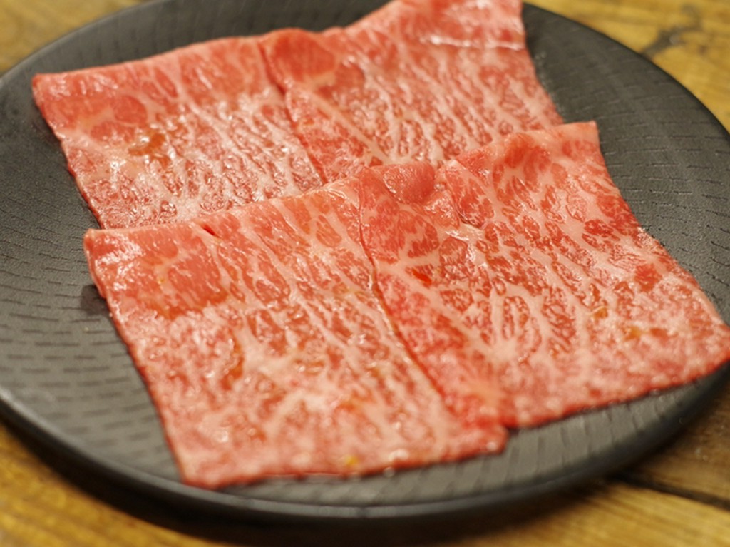 サシの入った上ロースを片面7秒、返して3秒。溶いた卵につけて堪能『上ロースの10秒焼き　1枚　ctkg付き』