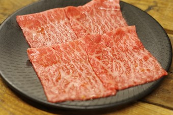 サシの入った上ロースを片面7秒、返して3秒。溶いた卵につけて堪能『上ロースの10秒焼き　1枚　ctkg付き』