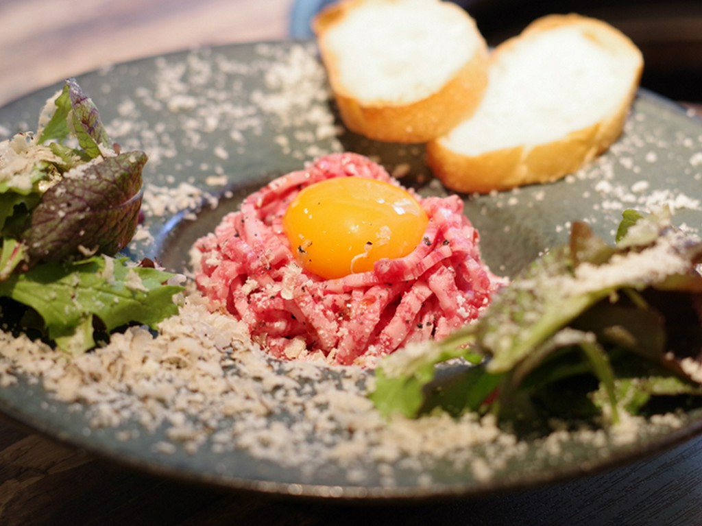 規格基準に従って提供される合法生肉ユッケ『とりゅふとパルミジャーノ　黒毛和牛のイタリアンユッケ』