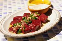 ＜おすすめ＞
新鮮レバーをゴマ塩タレで召し上がれ！