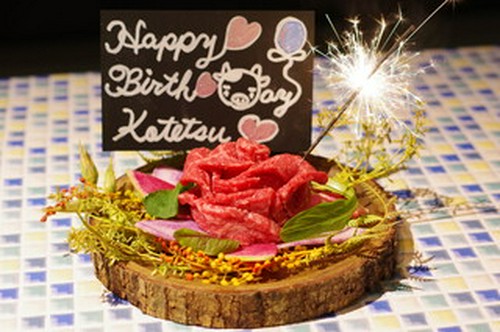 お祝いやイベントにぴったりな”肉ケーキ”