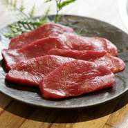 北海道産ジビエ食材を提供している、北海道豊頃町にある「ELEZO社」。十勝の大自然の中で育った蝦夷鹿の中で「産まずの3歳雌」を使用。肉質も非常に柔らかく旨みもあり、香りも非常に上品な鹿肉です。