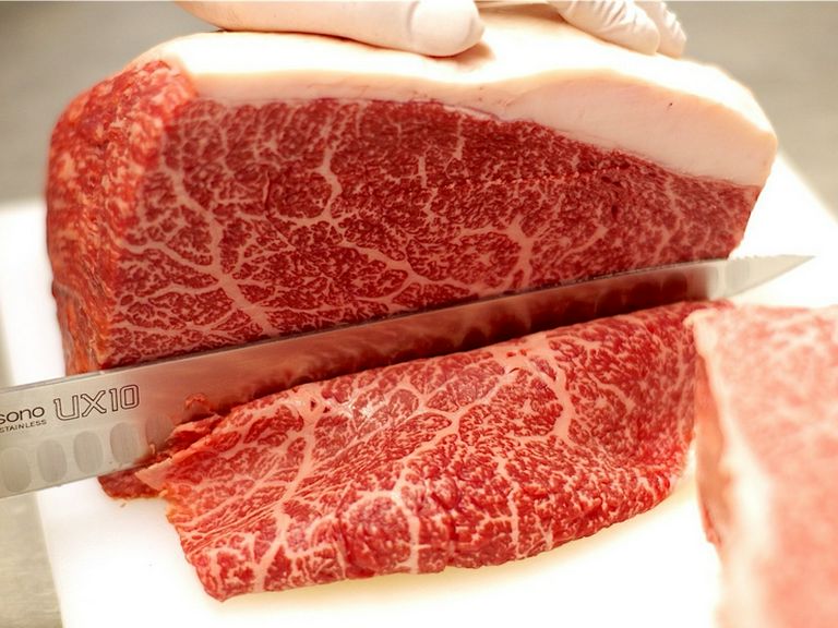 全国各地から厳選。その日最も状態の良いA5ランク黒毛和牛