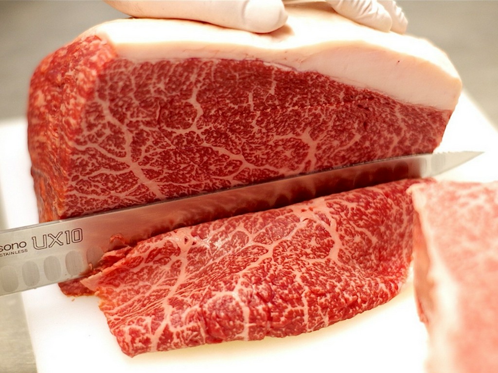 全国各地から厳選。その日最も状態の良いA5ランク黒毛和牛