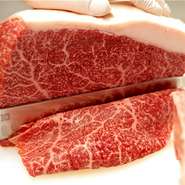 産地にはこだわらず、鹿児島や宮崎をはじめ全国各地からシェフ自ら厳選。その日最も状態の良いA5ランクの黒毛和牛を仕入れています。主に肩・腰・腿の部位で、バランス良くサシが入った極上の肉が入荷しています。