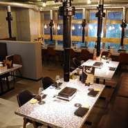 スタッフは、ゲストの好みやリクエストをよく理解して、食事の時間がもっと楽しくなるようにサポートしています。【マンツォヴィーノ】での食事が、心に残る素晴らしい時間となるように。