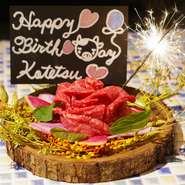 メッセージプレートと花火付き肉ケーキ。誕生日や大切な日の利用にオススメのコースが『肉ケーキ付ディナーコース』です。特選黒毛和牛・蝦夷鹿・イタリアンサイドメニューが入った内容です。