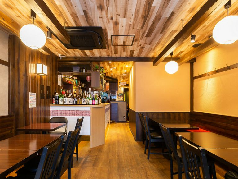 落ち着いた温かみのある店内は、肩ひじ張らずにくつろげる雰囲気