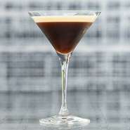 オープンテラスに広がる美しい庭園が、訪れる人の心を優しく包み込みます。銀座の街並みを望む解放感。大切な人との特別なひとときをソファー席で、ゆったりと過ごせます。