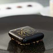 ココ・シャネルのエスプリが息づくスイーツは【BEIGE Alain Ducasse Tokyo】が手がける逸品です。“カメリア”や“マトラッセ”をモチーフにしたスイーツが品のある可愛さを表現。大人の時間を彩ります。
