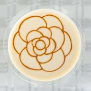 カメリアをデザインしたカクテルなど、視覚を魅了する美しさが際立ちます。希少なマグナムボトルのシャンパーニュを使用したカクテルの他、スタンダードカクテルも充実。美しさと味わいが響き合います。