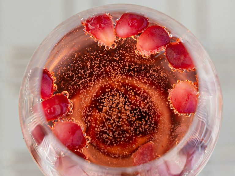 華やぎとくつろぎが交差する夜。杯を重ねる豊潤な時間