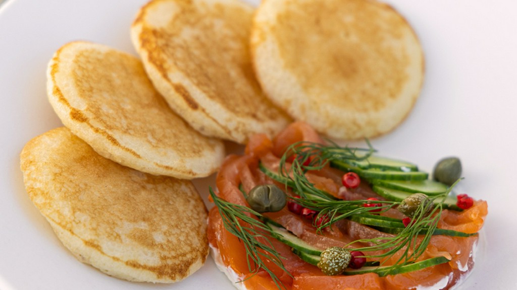 サーモンのブリーニ風　サワークリーム添え