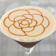 南米産のコーヒー豆のうち、まろやかさとほのかな甘みが特徴のアラビカ種とロブスタ種を使用したエスプレッソのカクテル。ウォッカとコーヒーのリキュールが織り成すビターな味わいです。艶やかなカメリアを添えて。