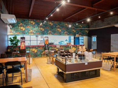広々開放的で、どこか懐かしさも感じられる店内