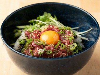 良質な肉・たまご・ソースが織りなす濃厚な味わい『淡路牛ローストビーフユッケ丼』