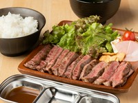食べ応えのあるステーキと、牛タンや淡路どりもも肉やホルモンハンバーグなどがセットで楽しめるお得なコンボメニューです。（写真は『淡路牛サーロインステーキ＆サーロインコンボ』）