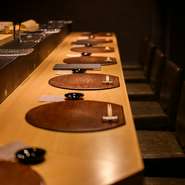 職人の握りや盛り付けを目の前で観ながら、ライブ感を味わえます。