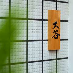 白い扉の向こうに広がる静寂と美食が、贅沢なひとときを紡ぐ