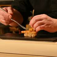 あえて産地を限定せず、季節ごとに全国から選りすぐりの食材を仕入れているんだとか。食材を最大限に活かした独創的なコースは、訪れるたびに新たな感動を提供してくれるでしょう。