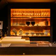 大人の雰囲気が漂うシックな空間はデートにもぴったり。気さくな職人との会話で、自然と二人の距離も縮まるでしょう。真心こもった一品と共に、思い出に残るロマンティックな時間をどうぞ。