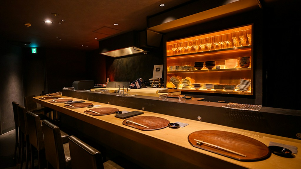 高級感あふれる店内と、イノベーティブな鮨コースでおもてなしを