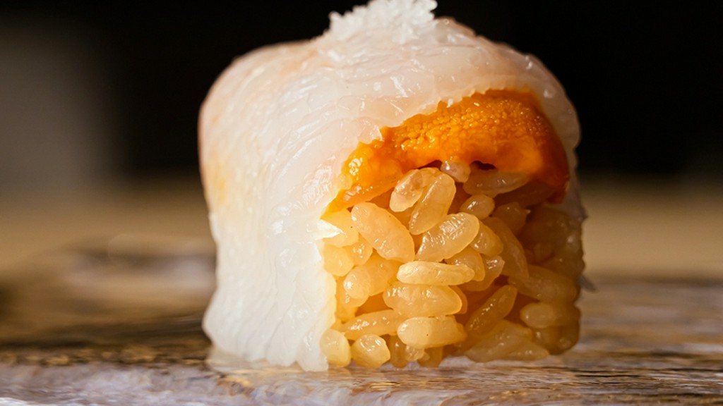 丁寧な仕事がそのおいしさを最大限に引き立てる『イカとウニの握り』