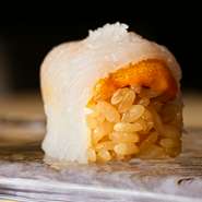 口に運ぶと、細かな切れ目が入ることで生み出された、イカの旨みと柔らかさに驚かされます。じわりと広がるイカの旨みとウニの濃厚な甘みが絶妙に調和した、海の宝石のような逸品です。