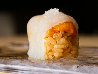 丁寧な仕事がそのおいしさを最大限に引き立てる『イカとウニの握り』