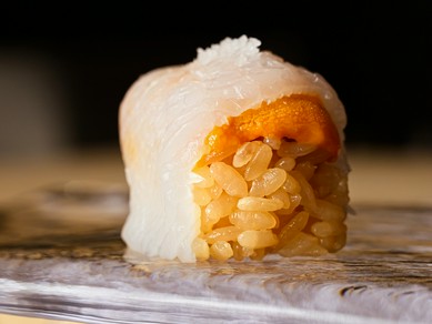 丁寧な仕事がそのおいしさを最大限に引き立てる『イカとウニの握り』