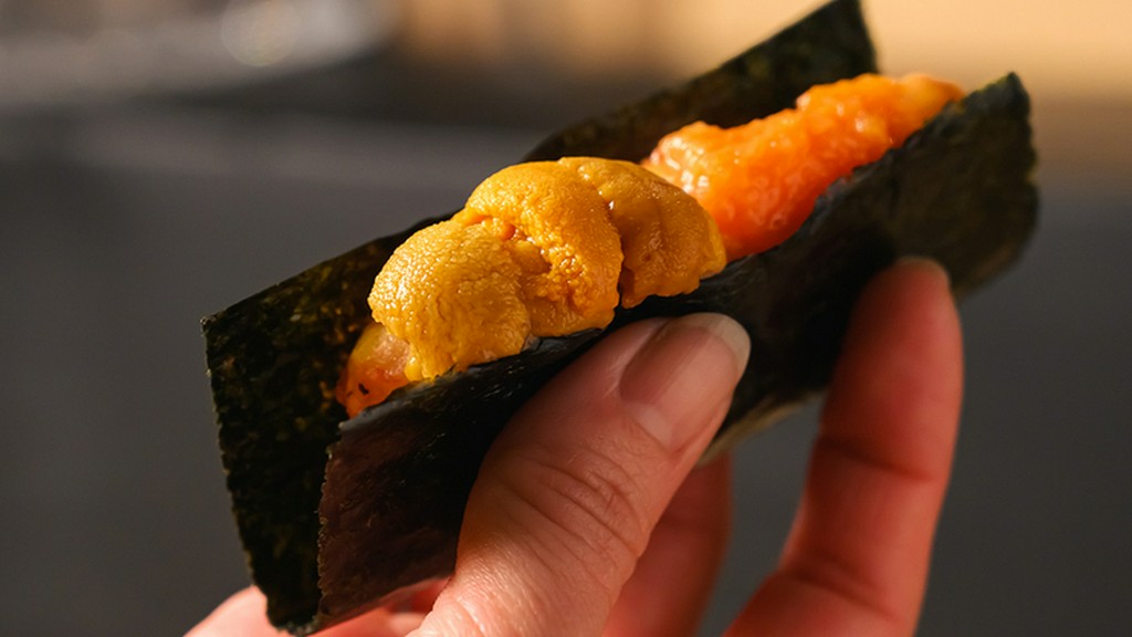 職人の手からゲストへと手渡される至福の味『海老のフリット　ウニ・トマトポン酢添え』