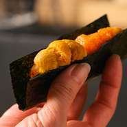 サクサクとした米粉の衣をまとった海老に、ウニと特製トマトポン酢を添えた一品。一口目はウニの甘みを、二口目はトマトの爽やかな酸味を味わえます。驚きと喜びが交差する贅沢な味を、職人の手から受け取って。