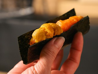 職人の手からゲストへと手渡される至福の味『海老のフリット　ウニ・トマトポン酢添え』