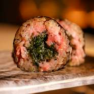 美しい断面がまず目を引く一品。濃厚な旨みがあるネギトロに、海ブドウのプチプチと弾ける食感が楽しいアクセントとなっています。海ブドウの自然な塩味だけで味付けしているとは思えないほど、コクのある鮨です。